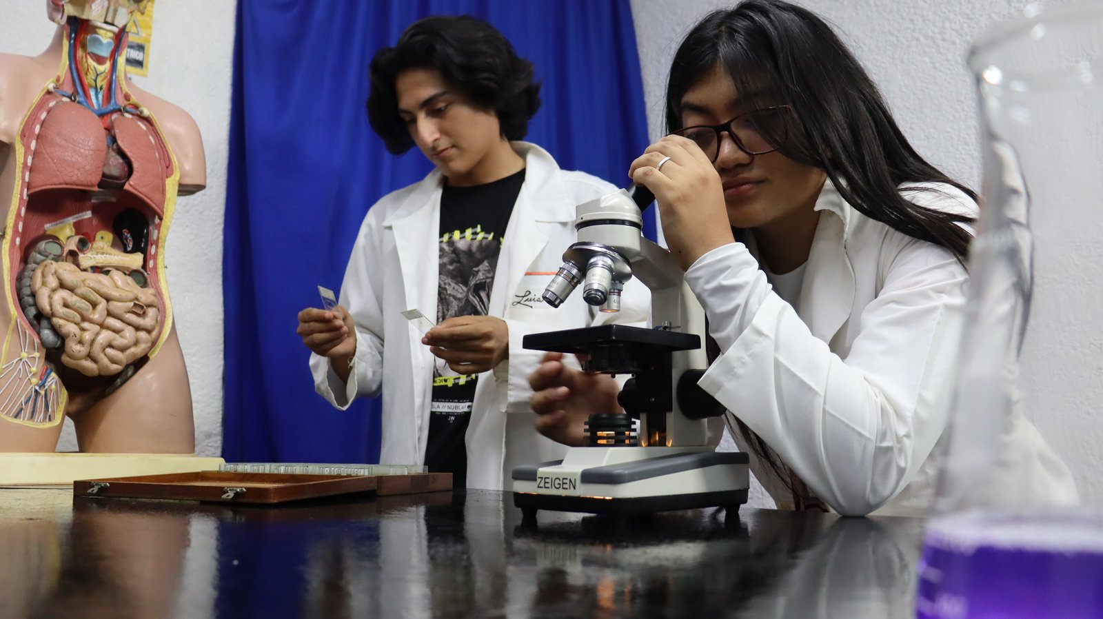 Estudiantes trabajando en una de las especialidades de bachillerato
